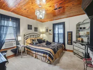 Cozy Country Retreat Hot Tub, Fire Pit & Guitars 2 Bedroom Home