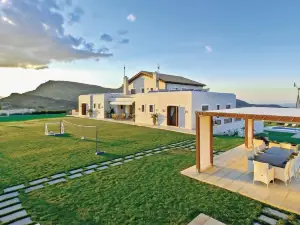 Stunning Home in Houdetsi,Heraklio with 6 Bedrooms, Internet and Outdoor Swimming Pool