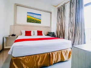 RedDoorz Plus Near Sultan Hasanuddin Airport