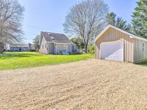 Family-Friendly Cottage, Walk to the Beach!
