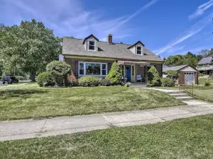Cozy Manitowoc House - 1 Block to Lake Michigan!