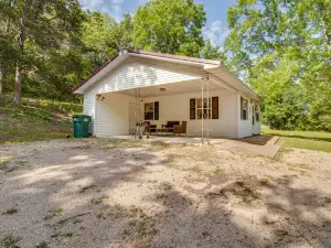 Honeysuckle Hill Cottage Near Downtown Eminence!