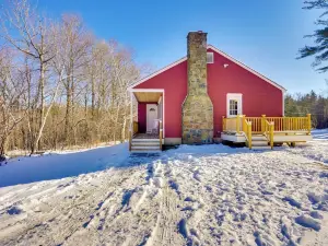 Cozy Southern Vermont Home w/ on-Site Trails