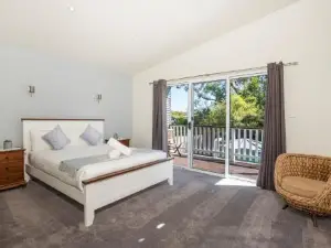 The Cabin - Waterfront with Fireplace - 5 Mins to the Bay
