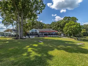 PVT PENINSULA! Hot tub, beach, spectacular views w/huge kitchen!Sleeps up to 21