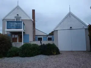 Stunning Home with Open Fire -A Short Walk from the Beach!