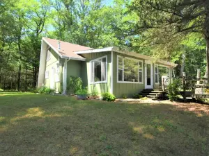 Tranquil 2 Bedroom Getaway on Private Lake