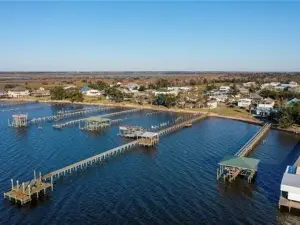 Lakefront - Real Fish Camp - Reel Fishermen