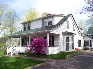 Farmhouse Inn B&B