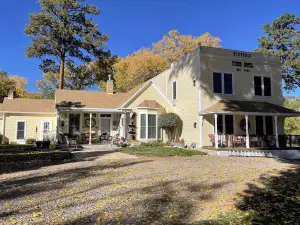 มัวร์ส โอลด์ ไพน์ อินน์