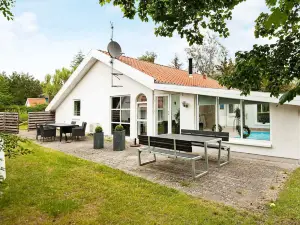 8 Person Holiday Home in Ebeltoft by Traum