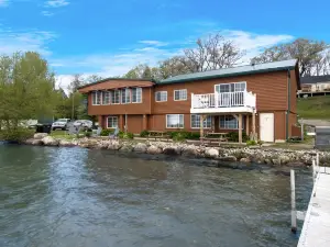 Newly Renovated with Hot Tub and Lake