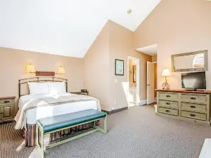Homey condo w/ wood-burning fireplace & shared hot tub - close to mountain