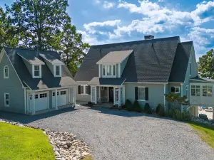 Lakefront home with amazing views, dock, kayaks, firepit, foosball, lovely patio