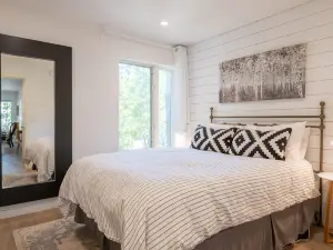 Stylish Retreat - Wildlife Watching, Rafting, Ski Village