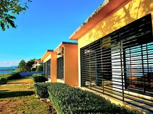 Luxurious 2-Bed Beachfront Suite - Private West Wing - Black River Landing Strip