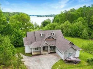 Relaxing & spacious waterfront home on Barkley Lake with 5 Bedrooms and 4 Baths