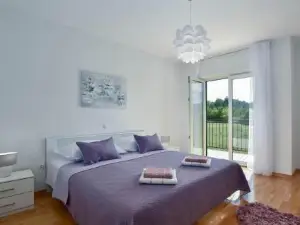 4 Bedroom Gorgeous Home in Hrvace