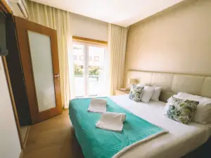 Laurus Hotel