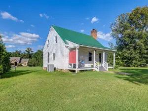 Tranquil Cottage in Virginia Countryside w/ Pond!