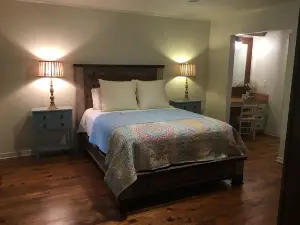 Natchez Trace Cabin Retreat on 5 acres