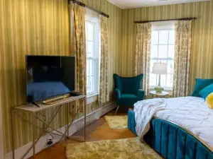 Homestead Estate- New Listing!