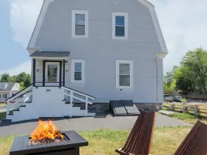 Perfectly renovated 3-bedroom house in Randolph with many amenities