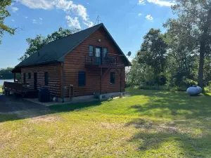 Charming Getaway Nestled in the Heart of the North Woods!