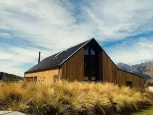 Cedarwood Retreat - Castle Hill Holiday Home