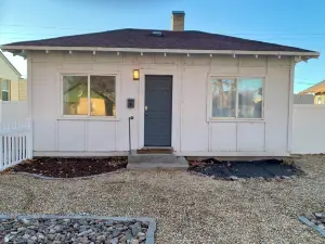 Flexible Stay, Near Hospital & Fairgrounds, W&D, 3 Queen Beds