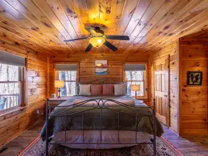 Stunning Views and Inviting Hot Tub - Charming Mountain Retreat