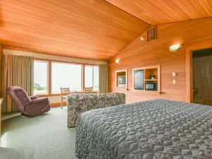 Sunset Oceanfront Lodging
