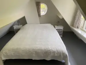 Ruim Hoekhuis om tot Rust te Komen in een Natuurrijke Omgeving