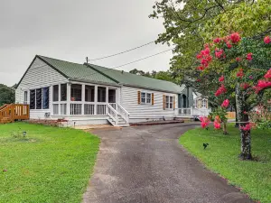 Home in Temple w/ Screened Porch + Gas Fireplace!