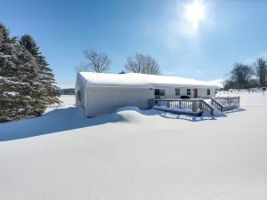Deck & Fire Pit: Cozy Escape in Morrisville!