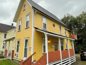 Cozy 2-bedroom apartment in Warren with AC, WiFi