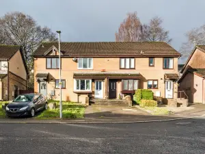 Clover Court Lovely 2 bed house with garden and free off-street parking
