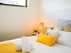 U201 Brunswick Living Top Floor Balcony Close to Apt and CBD Free Wifi Tram at Doorstep