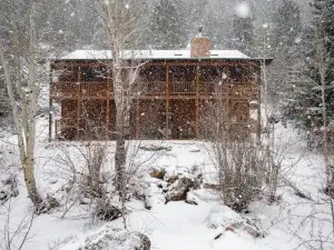 Iconic Log Cabin Escape - Idaho Springs - Hot Tub