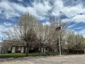 Bob's Station & Motel