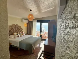 Ados Otel