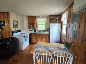 Beautiful and Clean 2 Bedroom Cottage on Clearwater Lake