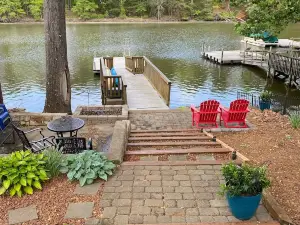 Newly Renovated 3BR, 2BA, pet friendly, with 3 kayaks, boat ramp nearby