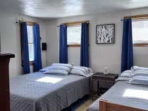 Cabin on 30 Acre of Privacy. Fire Pit, Picnic Table, Trails & Close to Town.