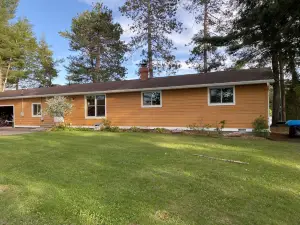Escape To The Lake With All The Comforts Of Home!