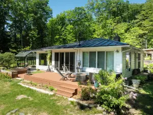Upstate Kerhonkson Cottage on 2 acres w/ firepit and covered patio to guesthouse
