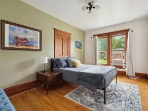 Spacious and Charming 4Br Home in Downtown Pella