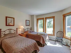 Ski-in/ski-out townhome with great views & deluxe resort amenities