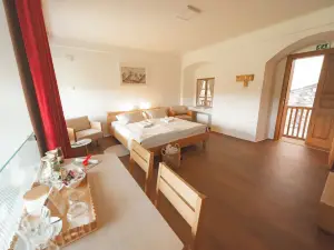 Rooms & Apartments Podsreda Castle
