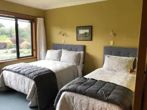 Mt Taranaki Vista - Rural Escape with Scenic Views